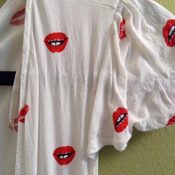 Womans S Forever 21 White Cardigan Wrap Around with Red Lips Lightweight Flowy - Picture 3 of 5